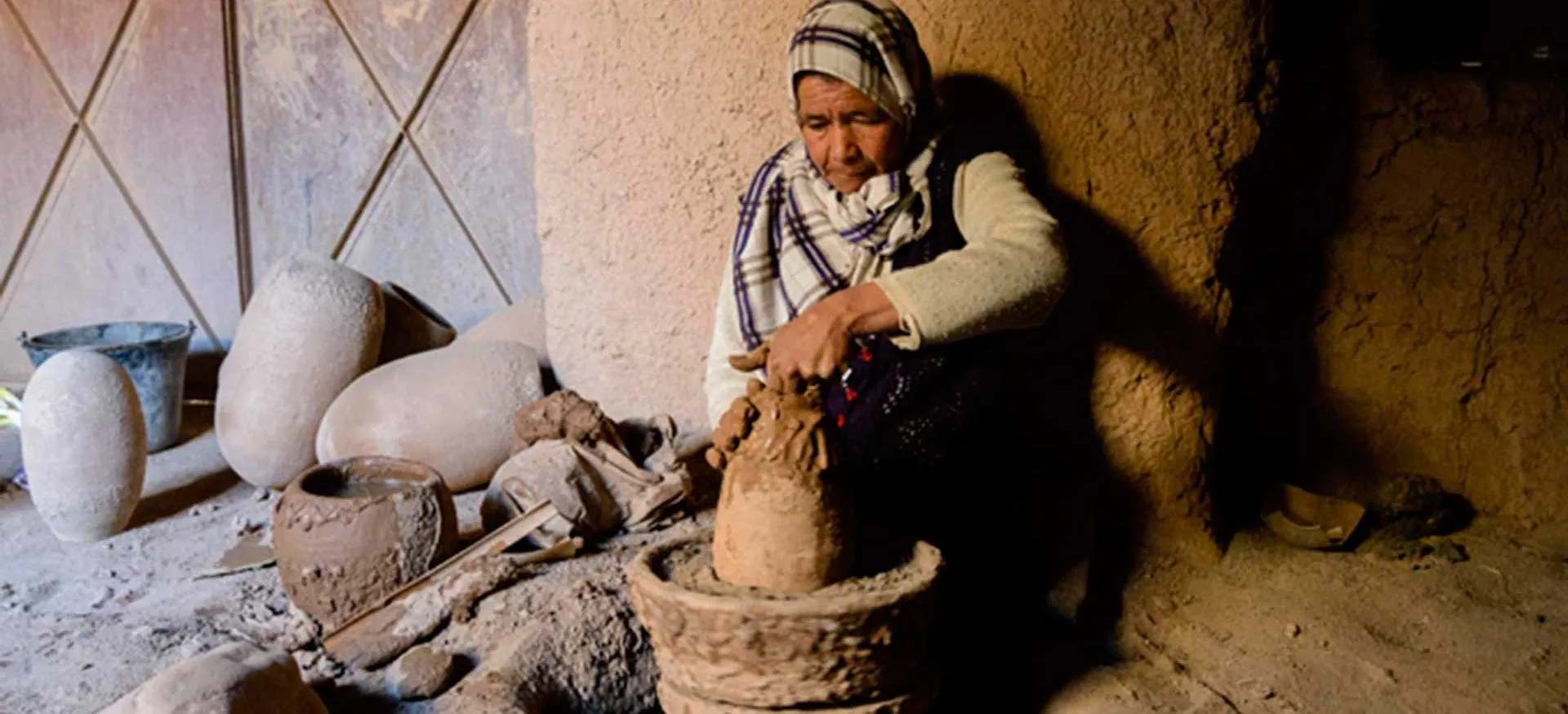 Une femme potière à Skoura