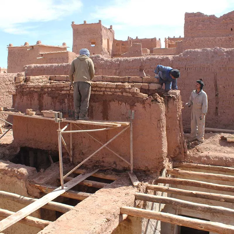 Reconstruction d’un toit en terre dans le quartier de Stara, casbah de Taourirte, Ouarzazate, mai 2014. Photo : sudestmaroc.com.