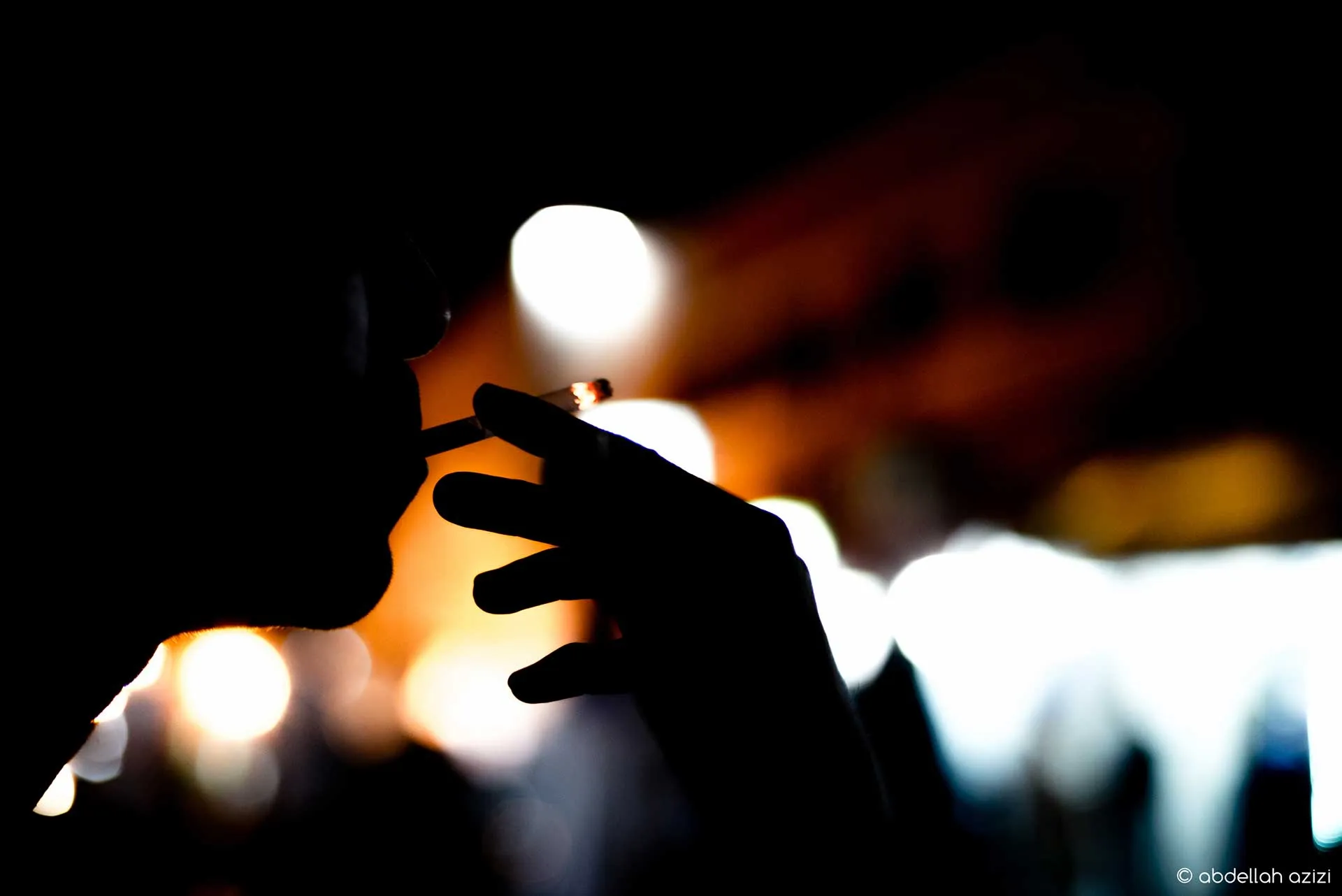 Silhouette d’un homme fumant une cigarette la nuit à Ouarzazate - Par A. Azizi