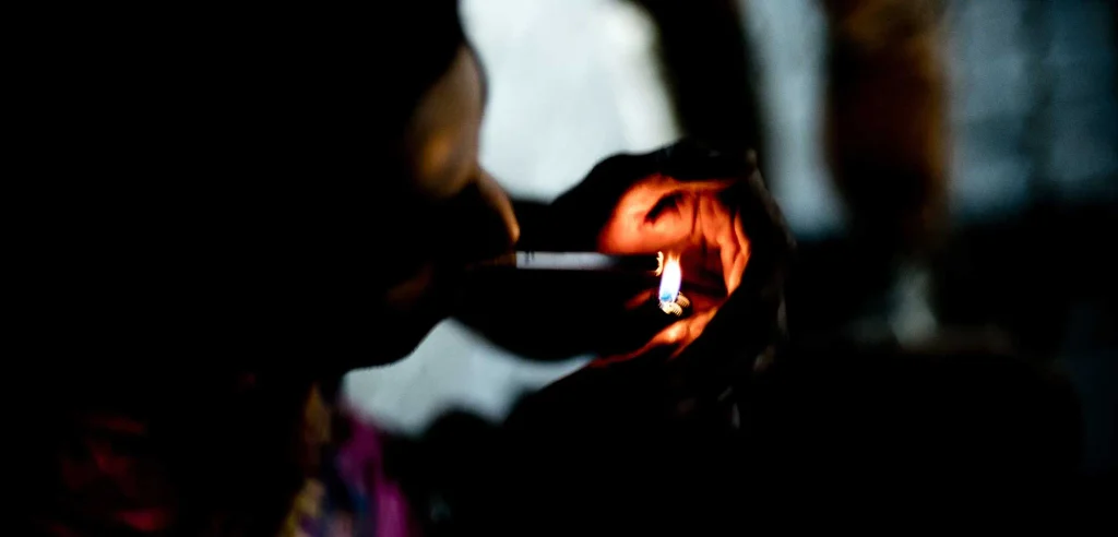 Fumeur de cigarettes la nuit à Ouarzazate - Par A. Azizi