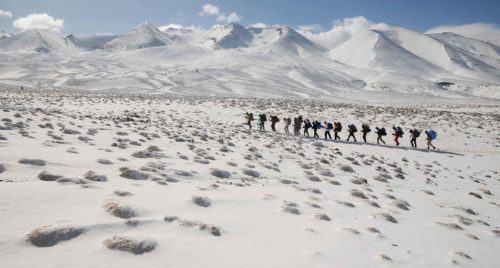 Expédition en montagne enneigée pour les étudiants guides des espaces naturels