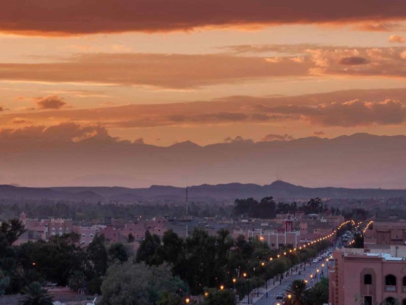La ville de Ouarzazate au coucher du soleil sur les montagnes du Haut Atlas