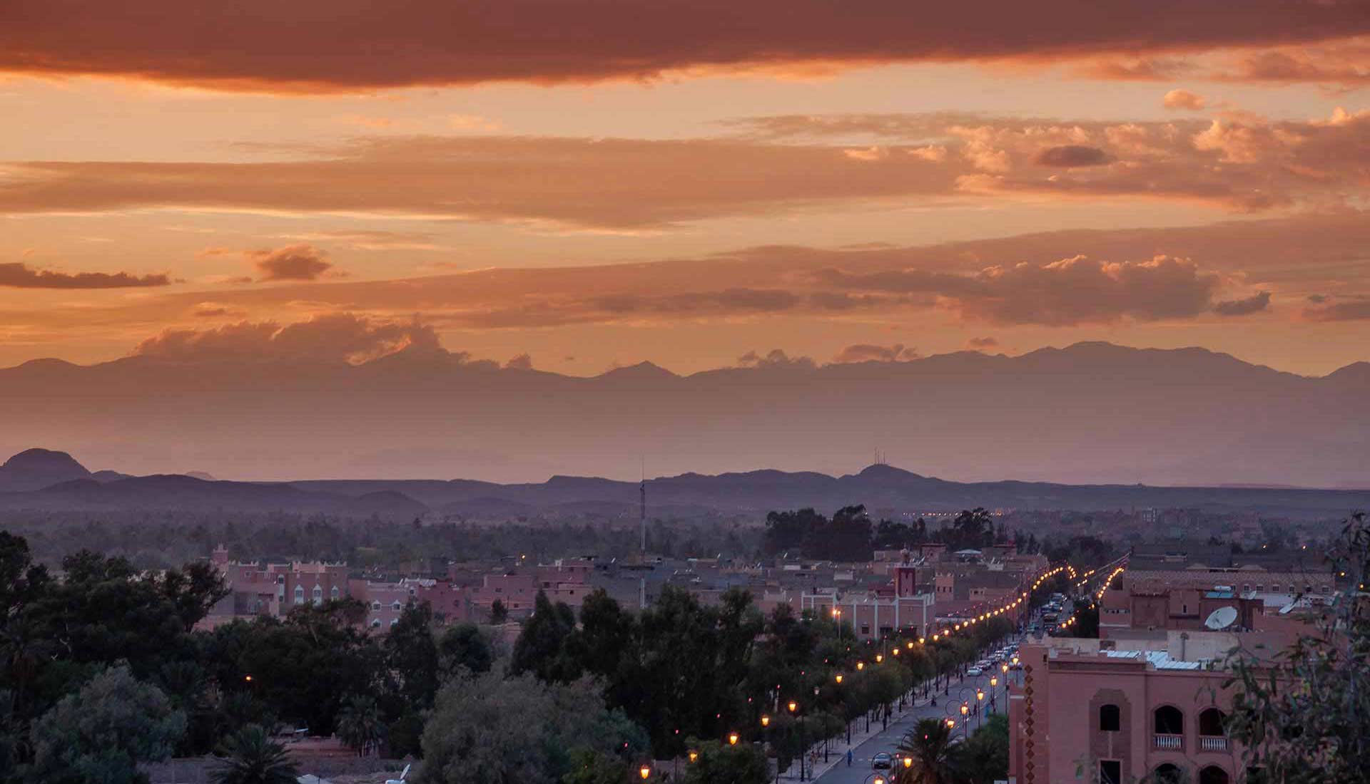 La ville de Ouarzazate au coucher du soleil sur les montagnes du Haut Atlas