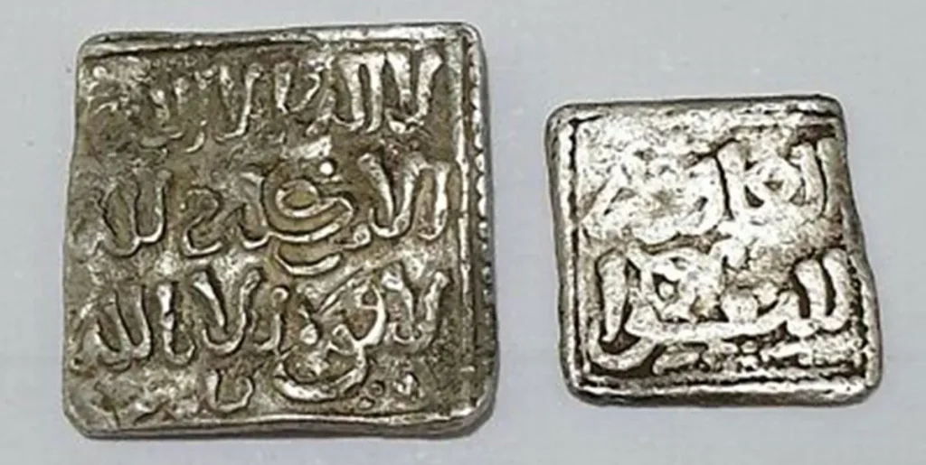 Exemple de monnaie carré en argent du temps de la dynastie des Almohades
