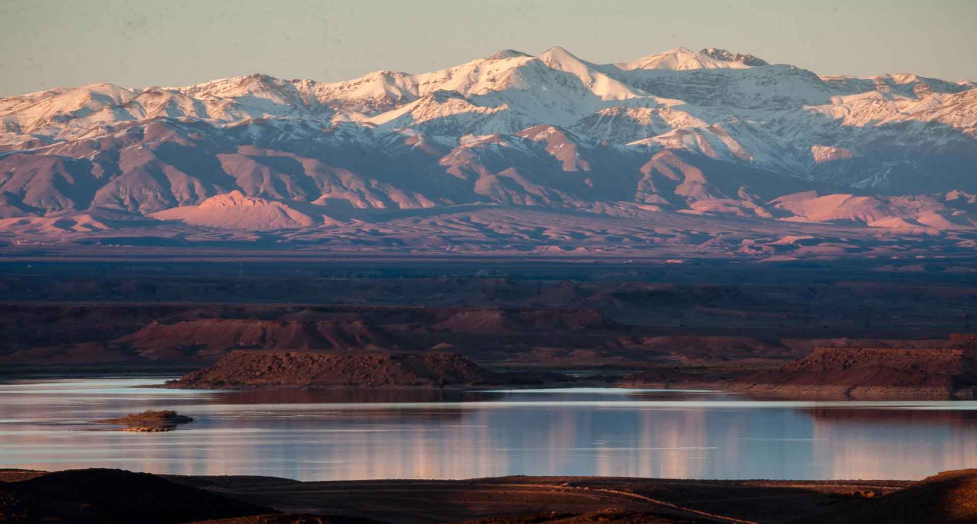 Les montages du Haut Atlas surplombent le large plateau de Ouarzazate