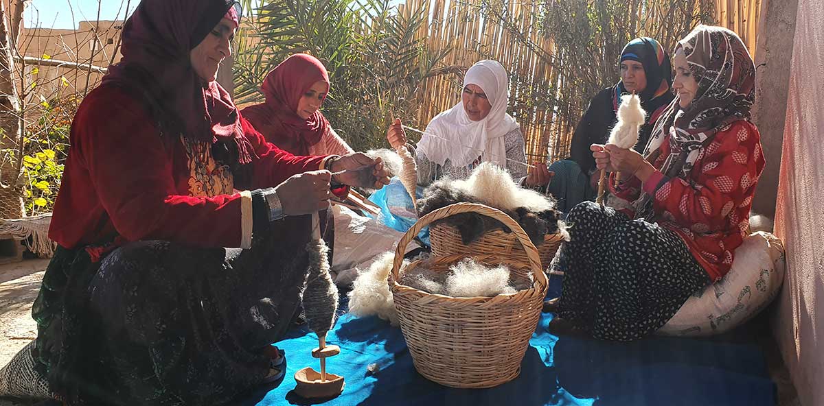 Femmes de Tazenakhte préparant la laine