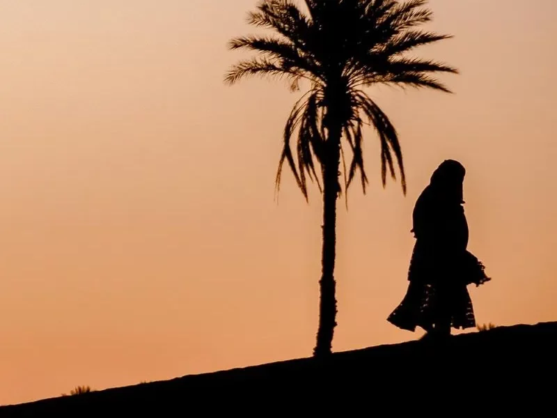 Une femme berbère dans le désert - Par A. Azizi