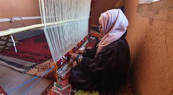 Glaoui type carpet being woven
