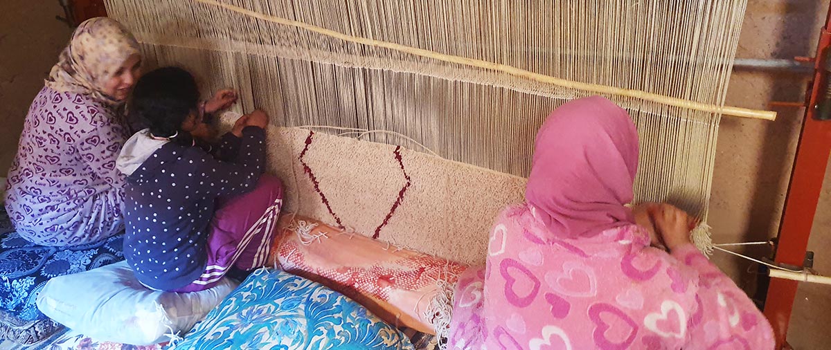 Apprentissage du tissage de tapis berbère de mére à fille