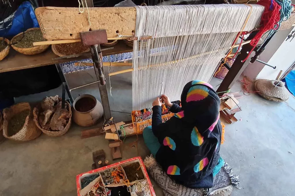 Artisane berbère sur son métier de tissage à Taznenakhte