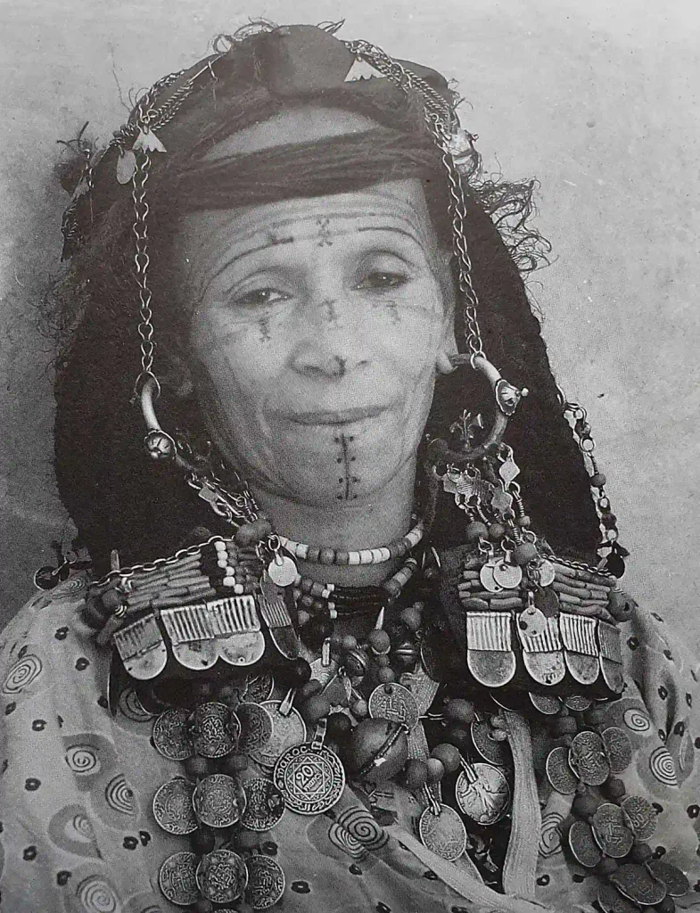 Berber woman from the Aït Seddrate community in the Drâa Valley Source: Coiffures féminines du Maroc – Edisud
