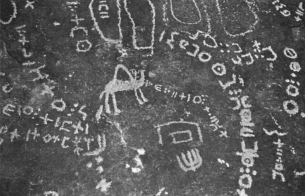 Tifinaghs and engravings of the "sandals" pass (tighatimin) Ahaggar - Source: encyclopedieberbere