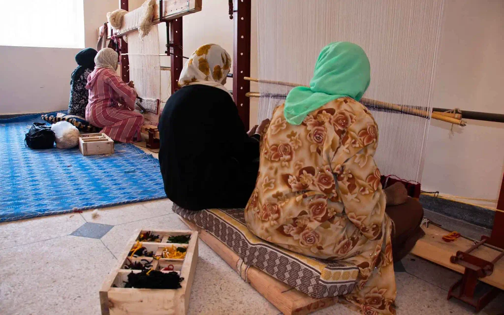 The women of Taznakhte weaving