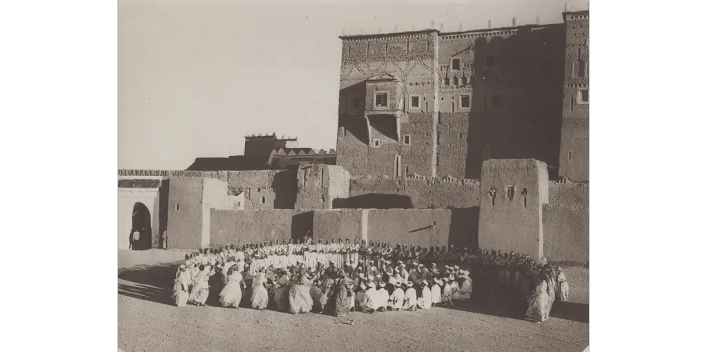 Ahwach devant la kasbah de Taourirte - Source : www.ouarzazate-1928-1956.fr