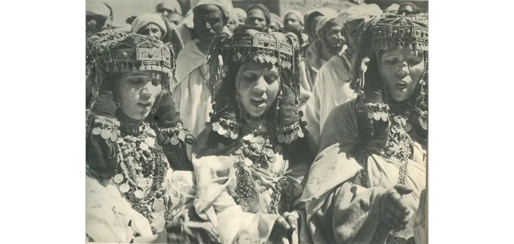 The women of Ahwach in Ouarzazate – Source: www.ouarzazate-1928-1956.fr