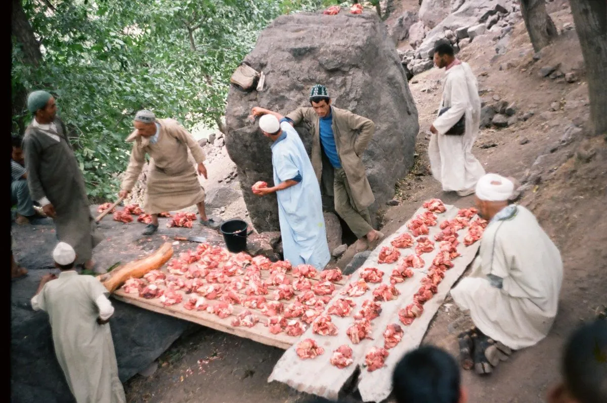 Partage de la viande dans le Haut Atlas marocain, à Sidi Chamharouch - Centre Jacques-Berque.