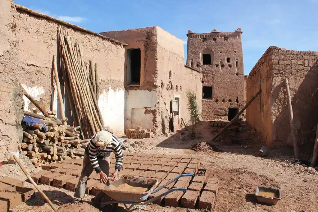 Preparation of earthen bricks in the Stara neighbourhood, Kasbah of Taourirt, Ouarzazate, May 2014. Photo: sudestmaroc.com.