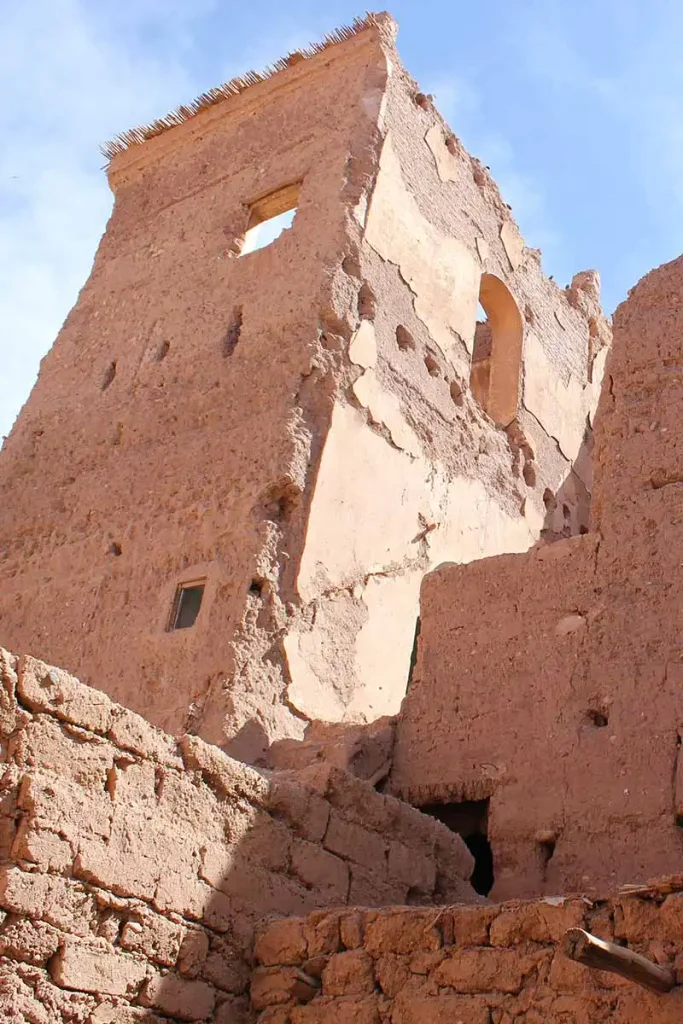 Severely deteriorated earthen dwellings in the Stara neighbourhood, Kasbah of Taourirt, Ouarzazate, May 2014. Photo: sudestmaroc.com.