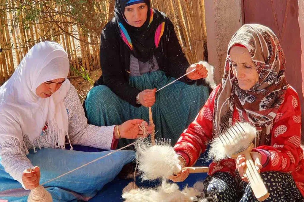 Craftswoman from the Iznaguen cooperative near Tazenakhte