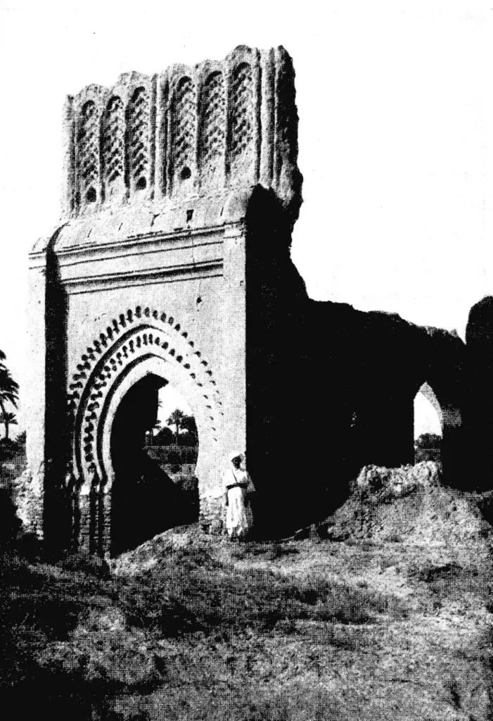 Sijilmassa. Remains of a gateway; ancient arches rise above a portal restored at a later date.
