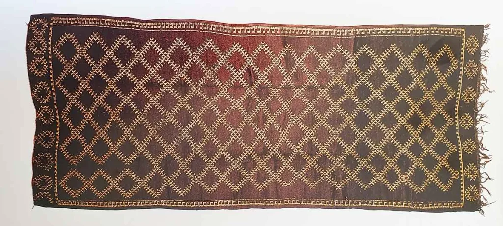 Rug from the Aït Makhlef tribe – 320 × 135 cm
H. Crouzet Collection – Source: Maroc, Tapis des tribus, Edisud