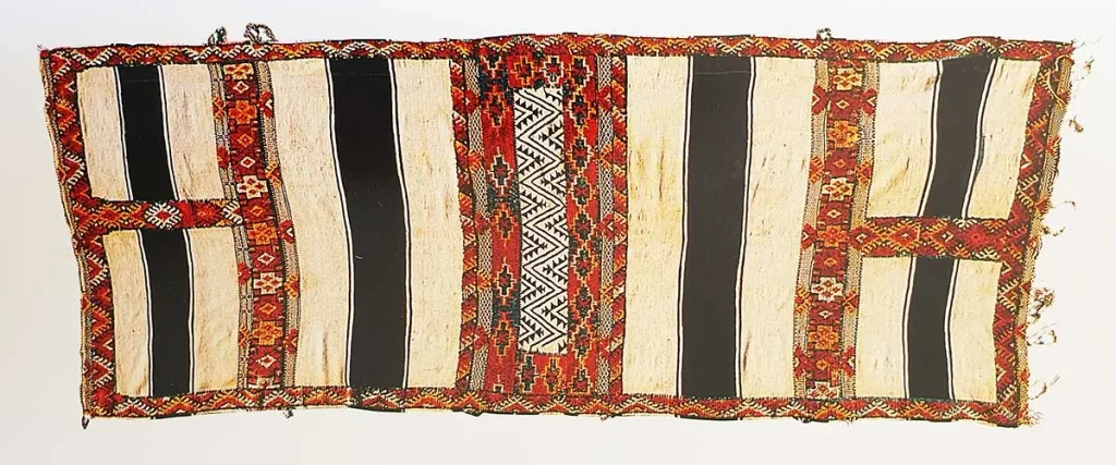 Hanbel known as “Hanbel Glaoua” – Aït Ouaouzguite – 380 × 140 cm
H. Crouzet Collection – Source: Maroc, Tapis des tribus, Edisud